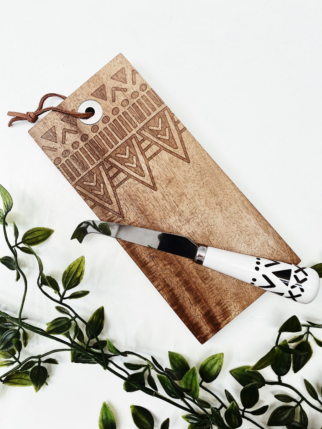 S&P | EMPIRE Cheese Board & Knife Set | set of 2 | 22x10cm EMPIRE board| Bliss Gifts & Homewares | Unit 8, 259 Princes Hwy Ulladulla | South Coast NSW | Online Retail Gift & Homeware Shopping | 0427795959, 44541523