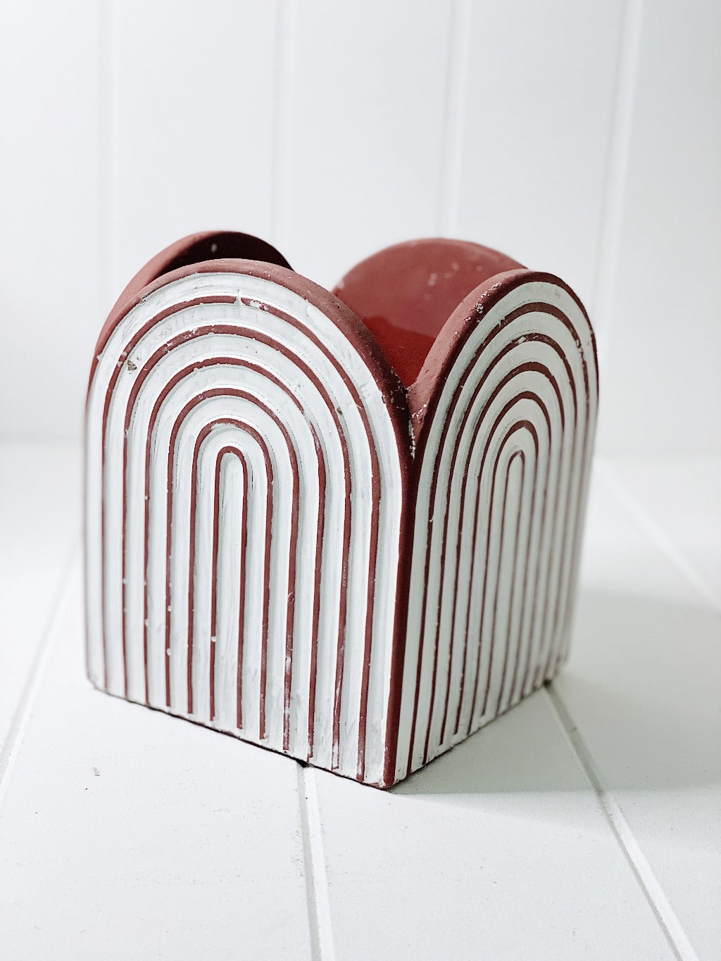 With curved rainbow arcs, our Tilly Arch Square Pot is a gorgeous textured planter to set in motion. On trend and generously sized ready for planting with drainage holes. Colours: Mauve & Terracotta. 14.5 x 14.5 x 17cm.| Bliss Gifts & Homewares | Unit 8, 259 Princes Hwy Ulladulla | South Coast NSW | Online Retail Gift & Homeware Shopping | 0427795959, 44541523